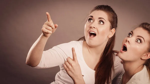 Mujeres felices señalando con un dedo . — Foto de Stock