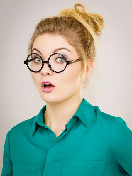 Mujer de negocios siendo positivo conmocionado — Foto de Stock