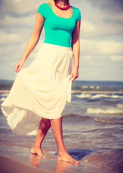 Donna attraente sulla spiaggia. — Foto Stock