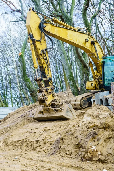敷地内の森林環境を掘る掘削機. — ストック写真
