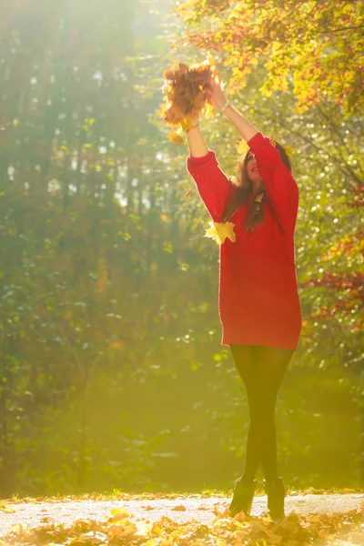 Lady playing with leaves. — Stock Photo, Image