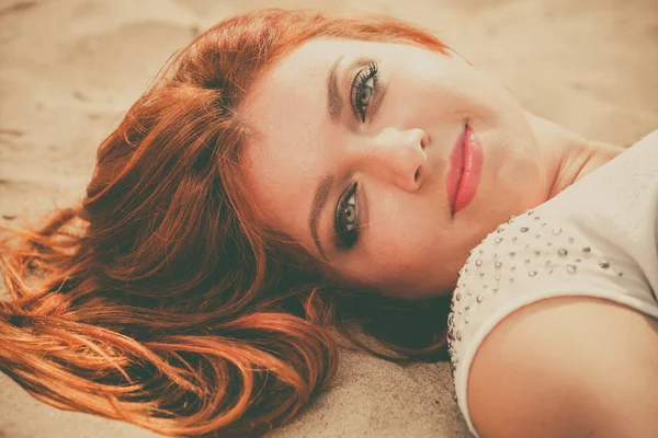 Fille aux cheveux rouges en plein air sur la plage — Photo