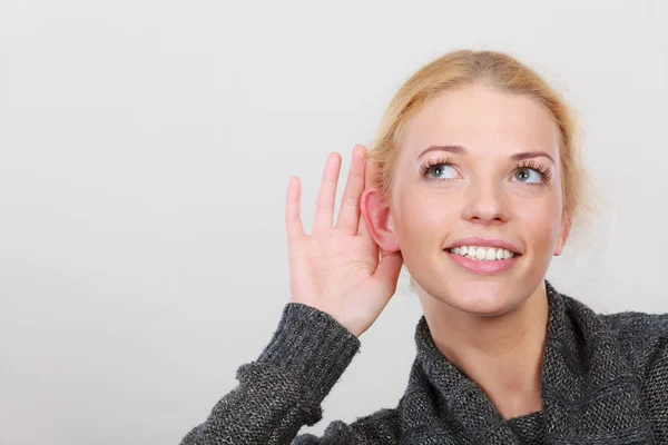 Woman put hand to ear for better hearing — Stock Photo, Image