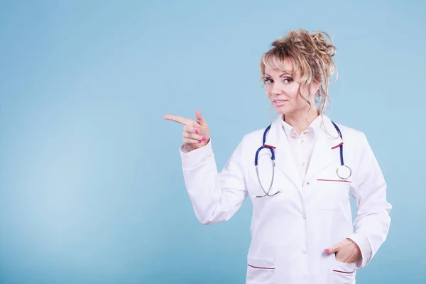 Médico femenino mostrando espacio de copia . — Foto de Stock