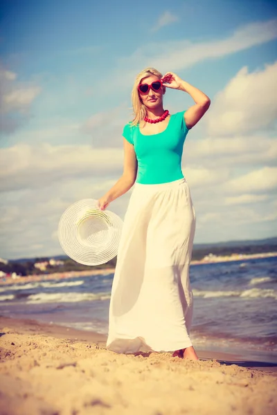 Mulher loira vestindo vestido andando na praia — Fotografia de Stock