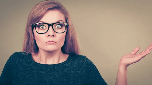 Nerdy vrouw in brillen worden verward — Stockfoto