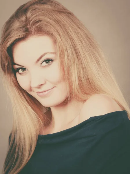 Retrato de mujer rubia feliz sonriendo con alegría — Foto de Stock