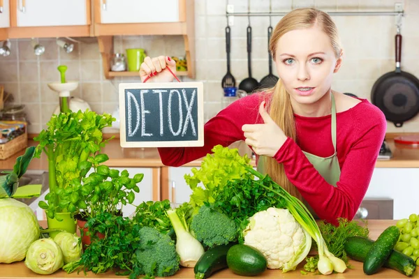 Жінка має зелені дієтичні овочі, знак детоксикації — стокове фото
