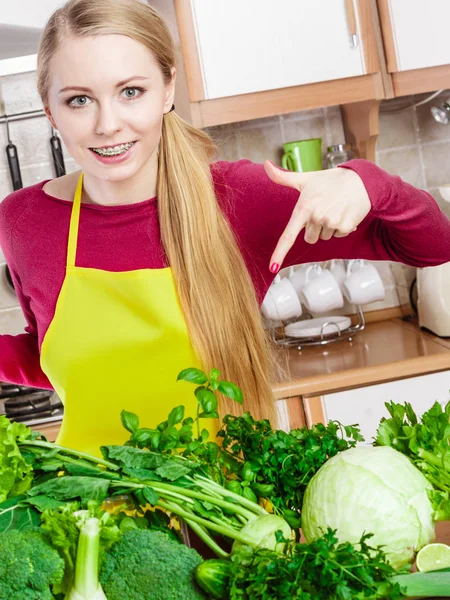 Nő gondolt főzés zöldségek — Stock Fotó