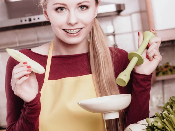 Woman in kitchen making vegetable smoothie juice — Stock Photo, Image