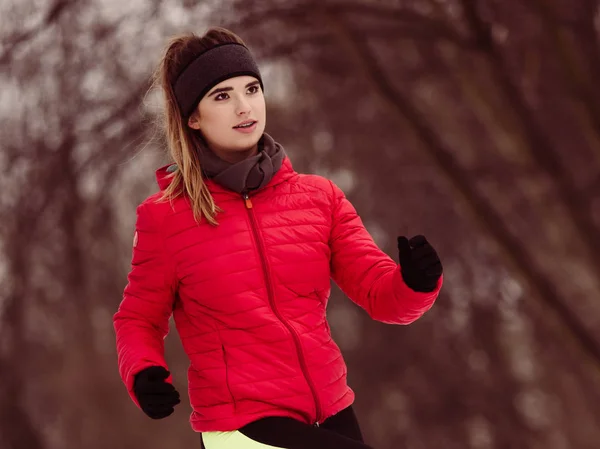 Kvinna som bär sportkläder under vintern — Stockfoto