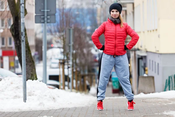 Spor giyim dışında kış aylarında egzersiz giyen kadın — Stok fotoğraf