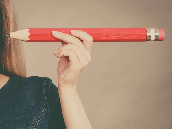 Mão feminina segura grande lápis vermelho — Fotografia de Stock