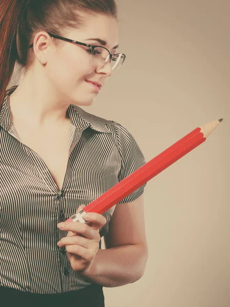 Lehrerin sucht elegante Frau mit großem Bleistift — Stockfoto