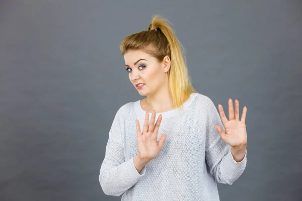 Mujer negar algo mostrando stop gesture con las manos — Foto de Stock