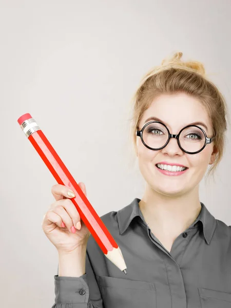 Lächelnde Frau hält großen Bleistift in der Hand — Stockfoto