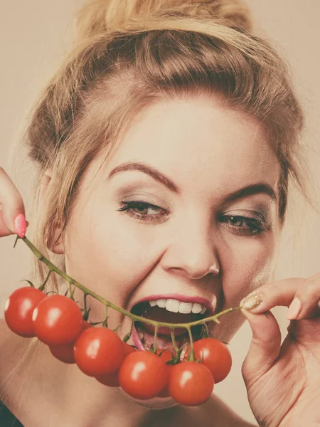 Mujer sosteniendo tomates cherry frescos — Foto de Stock