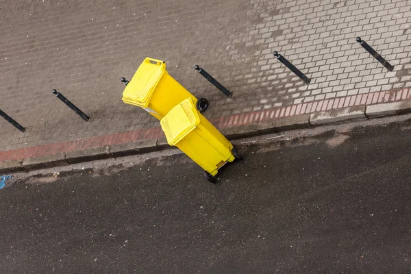 Pattumiere in plastica per strada all'esterno — Foto Stock