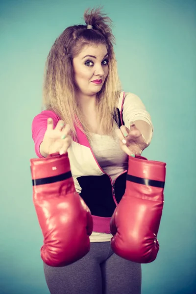 Donna disgustata che tiene guanto da boxe — Foto Stock