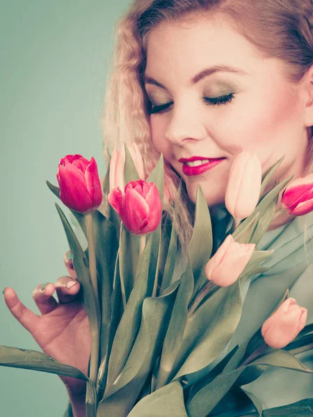 Kvinna som håller bukett tulpaner blommor — Stockfoto