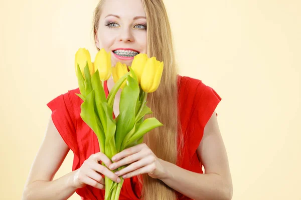 Mulher bonita com tulipas amarelas bando — Fotografia de Stock