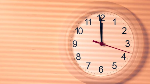 Orologio ticchettio che mostra dodici ore — Foto Stock