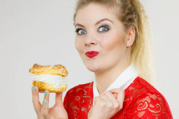 Happy woman holding choux puff cake — Stock Photo, Image