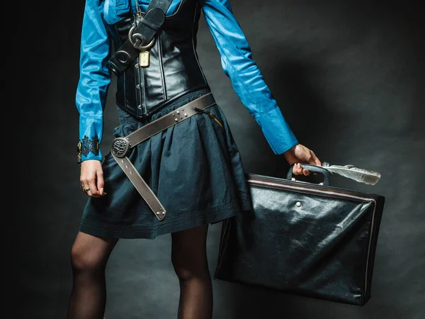 Steampunk ragazza con borsa retrò . — Foto Stock