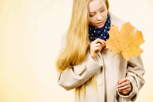Žena držící oranžové podzimní list — Stock fotografie