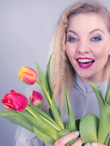 Mujer bonita con tulipanes rojos amarillos — Foto de Stock