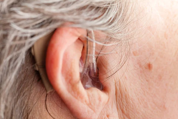 Κοντινό πλάνο ηλικιωμένη γυναίκα χρησιμοποιώντας ακουστικό βαρηκοΐας — Φωτογραφία Αρχείου