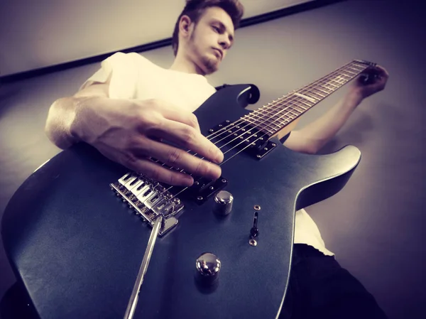 Joven tocando la guitarra eléctrica —  Fotos de Stock