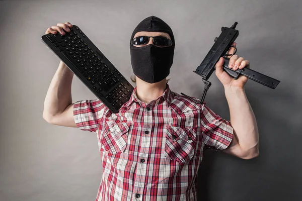Muž nosit kuklu střelba z pistole — Stock fotografie