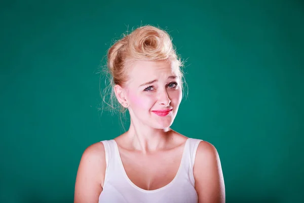 Surpreensão jovem mulher com pin up cabelo — Fotografia de Stock