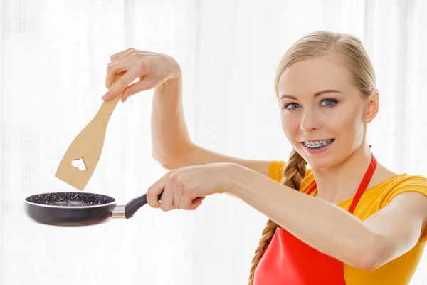 Mujer sosteniendo utensilios de cocina — Foto de Stock