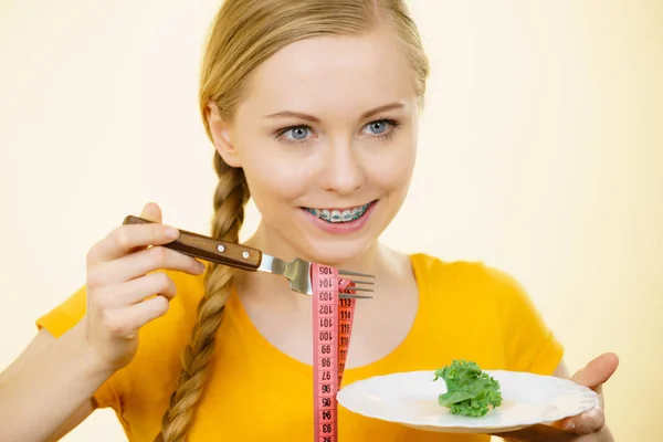 Mulher na dieta segurando prato com alface — Fotografia de Stock