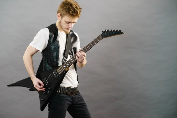 Jeune homme jouant de la guitare électrique — Photo