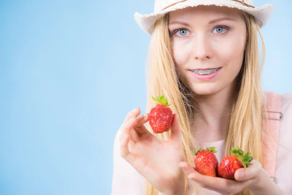 Femme heureuse tenant des fraises — Photo