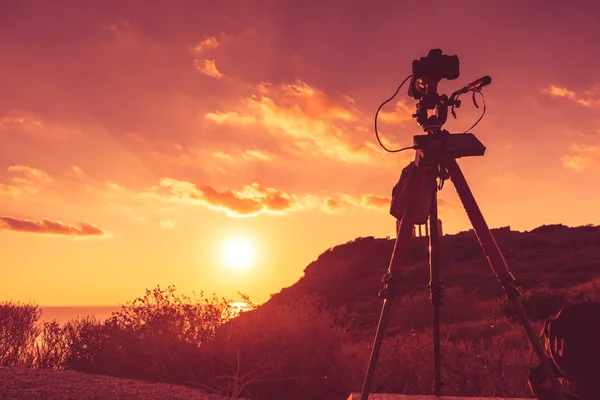 Câmera ao pôr do sol no Cabo Sounio — Fotografia de Stock