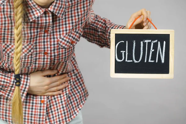 Borad üzerinde gluten işaret tutan kadın — Stok fotoğraf