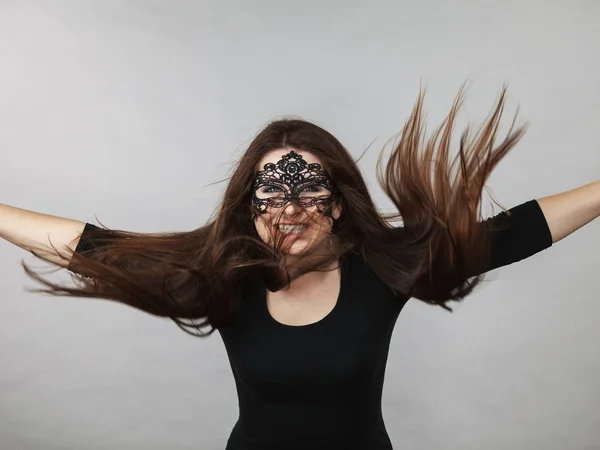 Misteriosa donna che indossa maschera di pizzo — Foto Stock