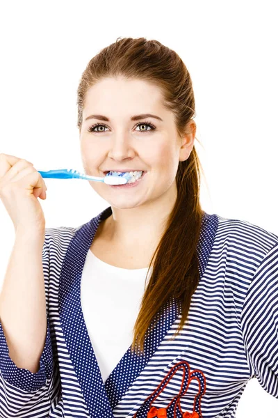 Mujer cepillándose los dientes . —  Fotos de Stock