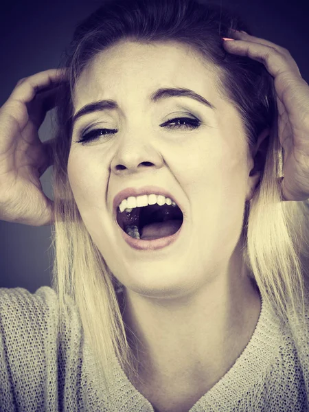 Mujer infeliz gritando y gritando de dolor — Foto de Stock