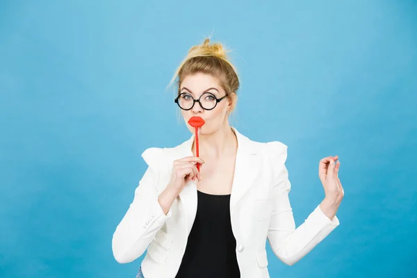Mujer feliz sosteniendo labios falsos en palo — Foto de Stock