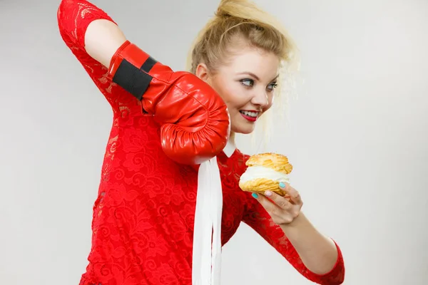 Kvinna boxning grädde cupcake — Stockfoto