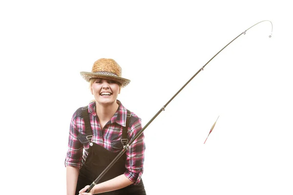 Lycklig kvinna i solhatt håller fiskespö — Stockfoto