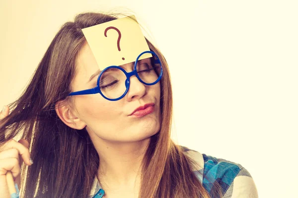 Mujer pensante con gafas grandes y bombilla —  Fotos de Stock