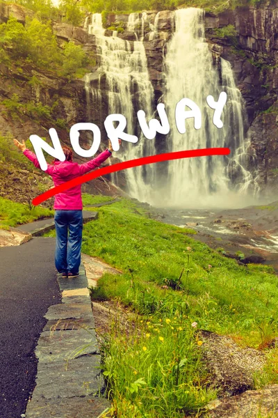 Femme touristique par Skjervsfossen Cascade - Norvège — Photo