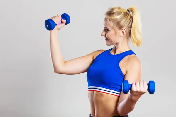 Fit vrouw tillen halters gewichten — Stockfoto