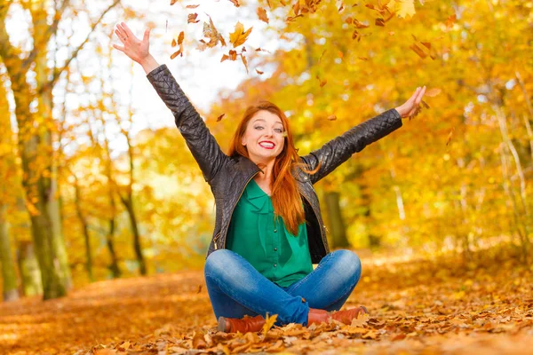 Crazy girl throwing leaves. — Stock Photo, Image